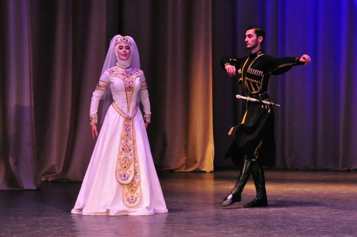 Костюмы для лезгинки для девушек. Национальный костюм для лезгинки кавказ. Кавказские танцы девушки. Лезгинские женщины фото. Лезгинка женщины.