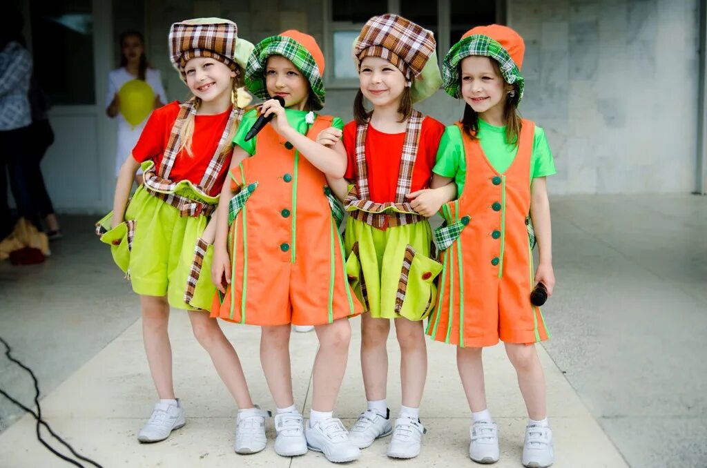 Костюмы для детей омск. Костюмы для эстрадных танцев для детей. Группа детей в новогодних костюмах. Дети в костюмах. Русский национальный костюм для детей.