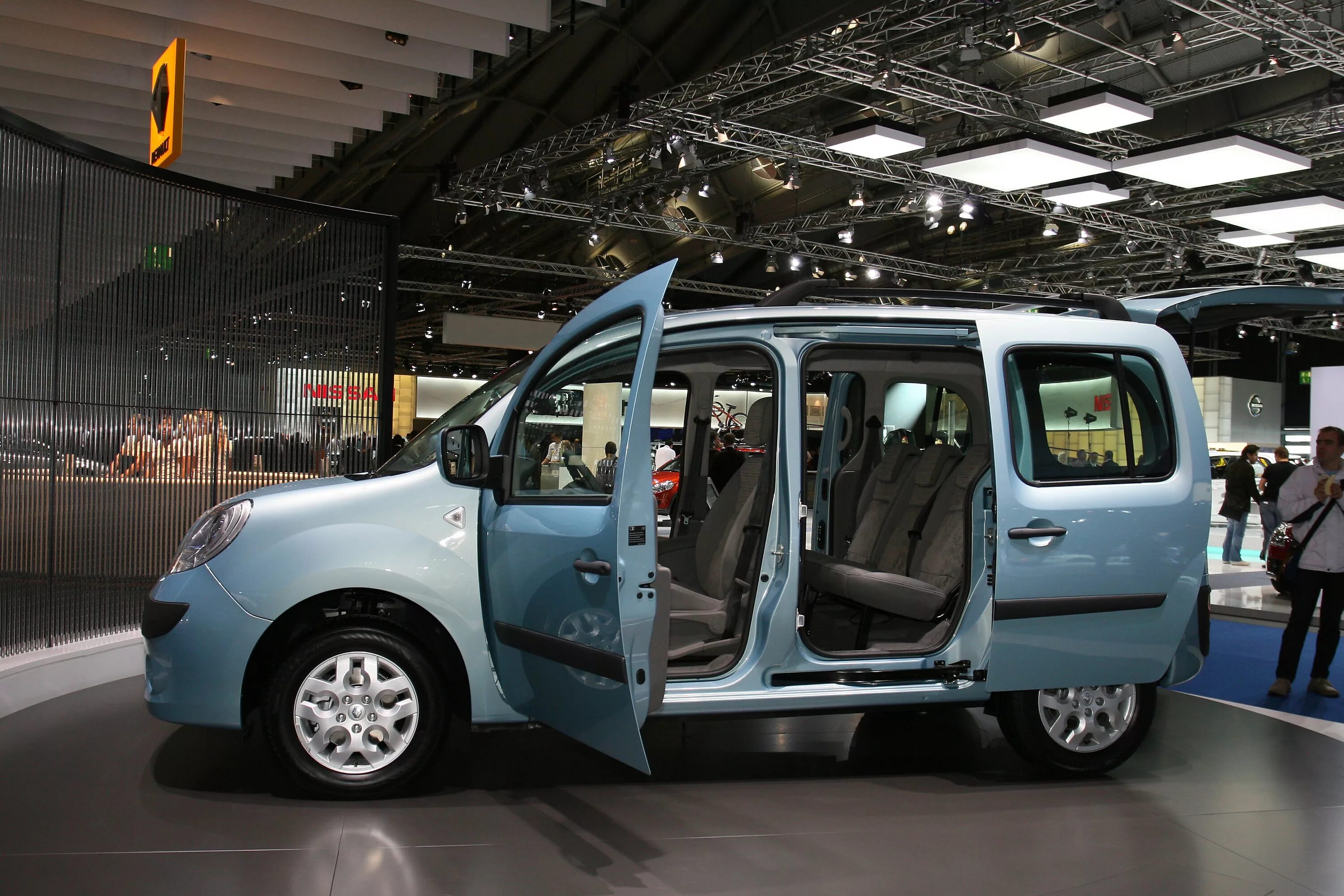 Рено Кангу 2 салон. Рено Кангу 2011. Новый Renault Kangoo. Рено Кангу 2011 салон. Купить рено кангу москве