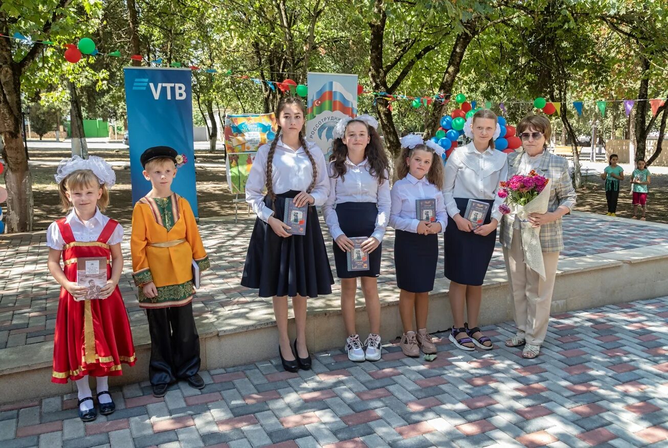 Ивановка школа. Школа село Ивановка Астраханская область. Село Ивановка Астраханская область. Данило Ивановка школа. Школа в Ивановке Саратов.