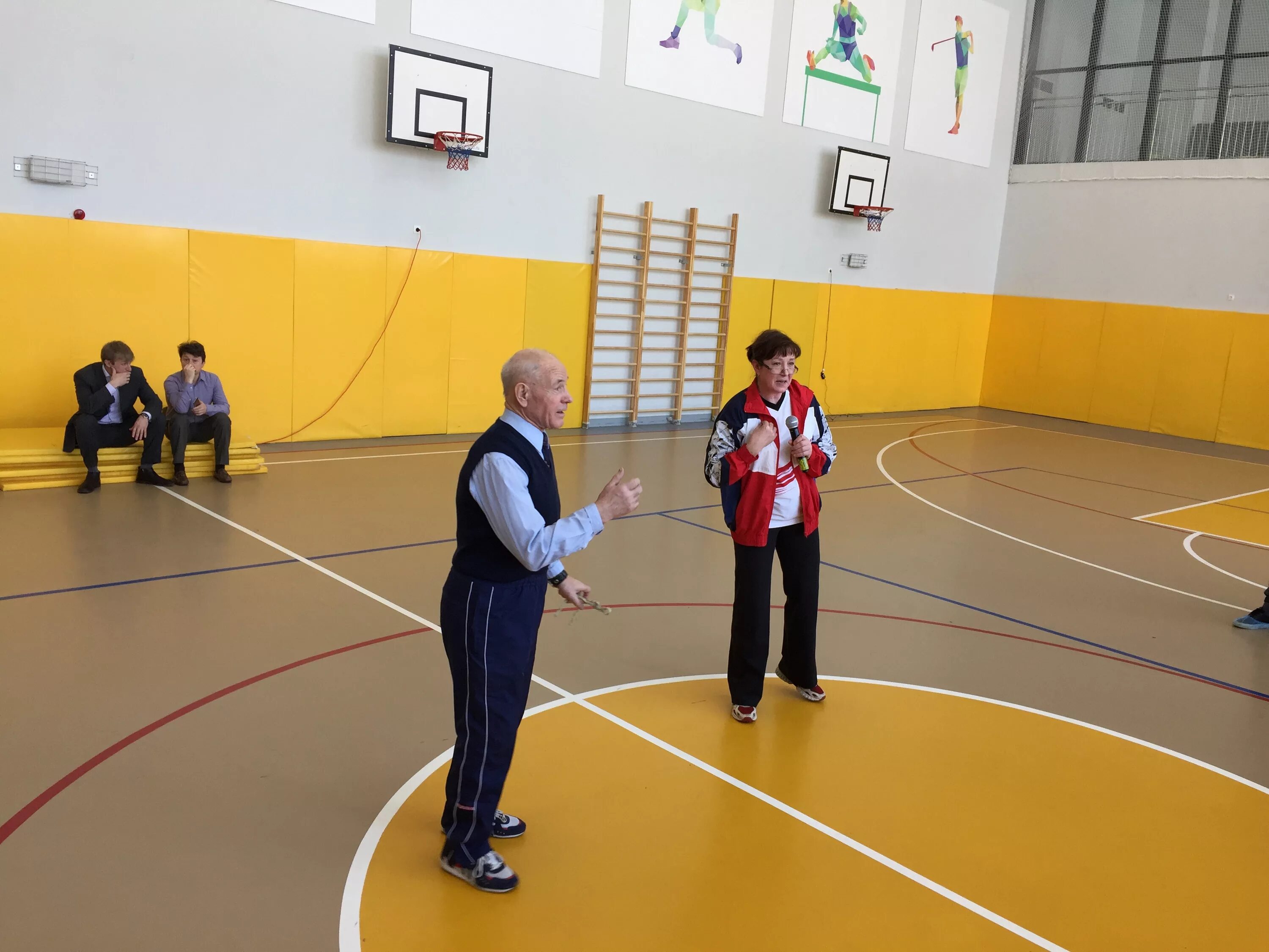 Урок физкультуры. Учитель физкультуры. Отрицательный учитель физической культуры. Физкультура в школе. Физрук в школе.