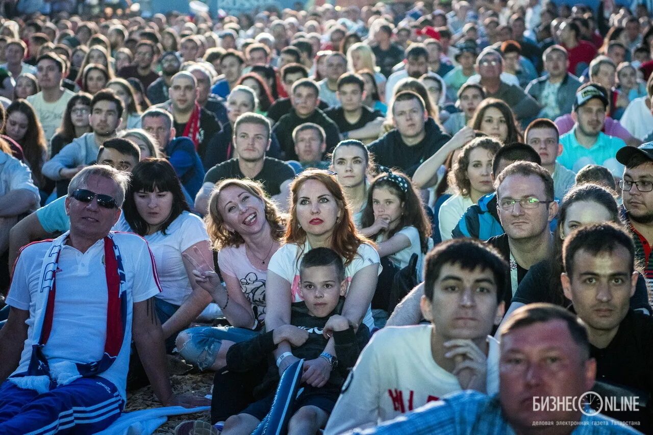 Казань люди. Казань фото людей. Куча людей в Минске. 25 Тыс человек на фото. Казань люди отзывы