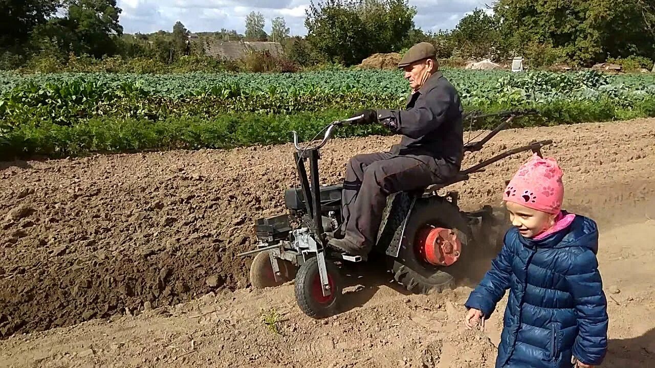 Пахать мотоблоком. Пахота мотоблоком с адаптером. Мотоблок с адаптером пашет. Пахать мотоблоком с плугом.