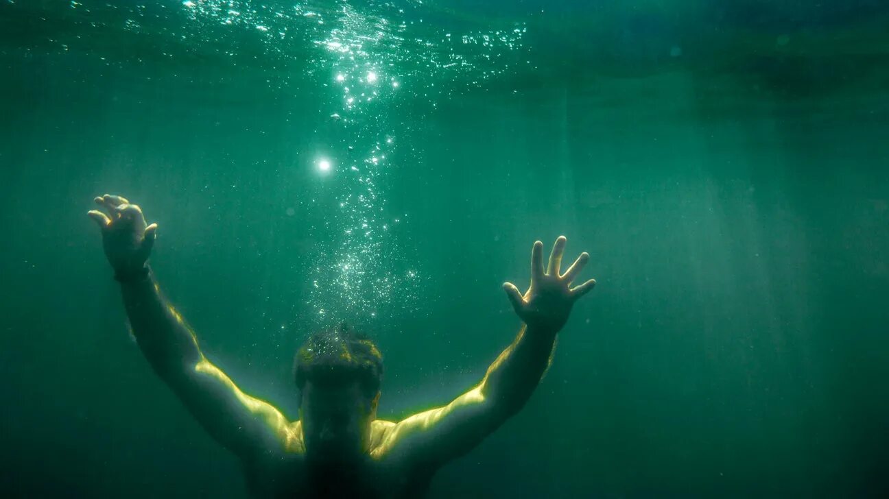 Люди пода. Тонущий человек. Под водой. Человек под водой. Человек тонет в воде.