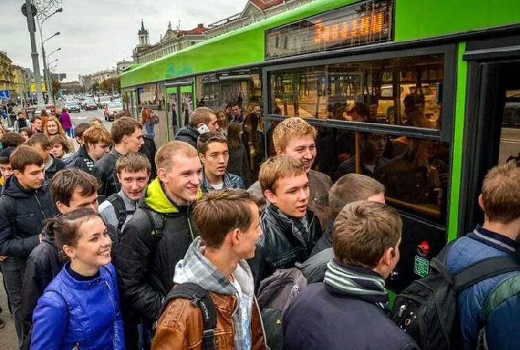 Бесплатный проезд для студентов. Студент в общественном транспорте. транспорт для студентов. студент в трамвае.