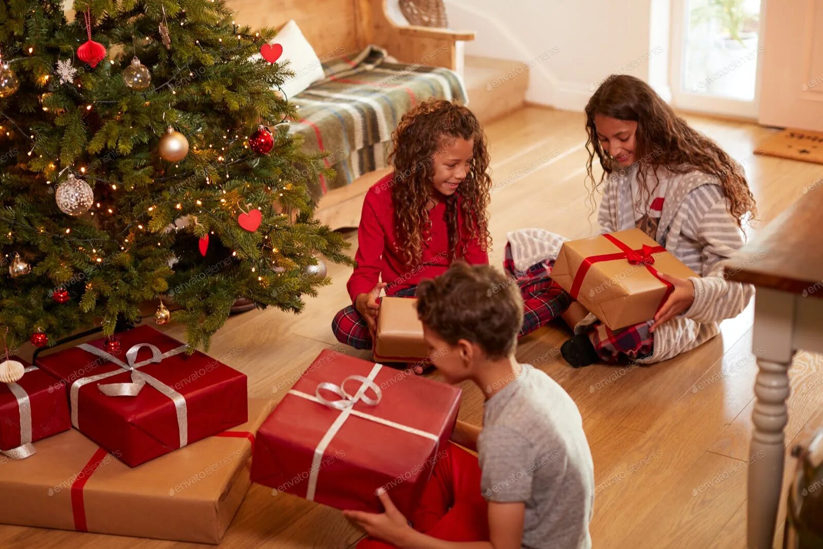 С рождеством друзья. Give presents to boys at christmas. Visit friends on christmas. John usually spends christmas. Give gifts to girlfriend.