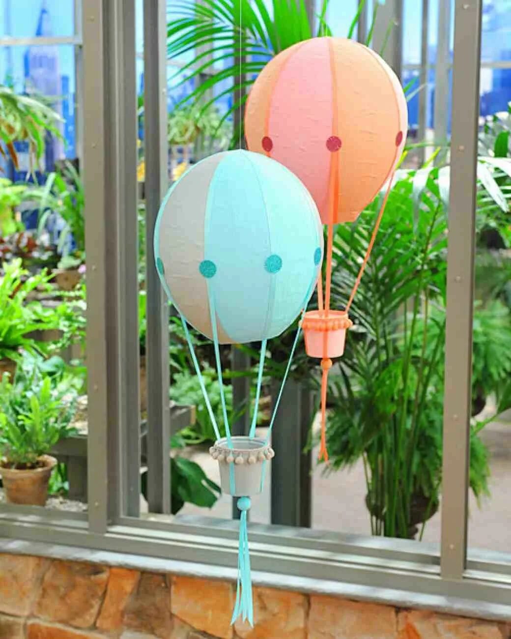 Мастер класс воздушный шар. Воздушный шар декорация. Воздушный шар с корзиной декор. Поделка воздушный шар с корзиной. Поделки с воздушными шарами.