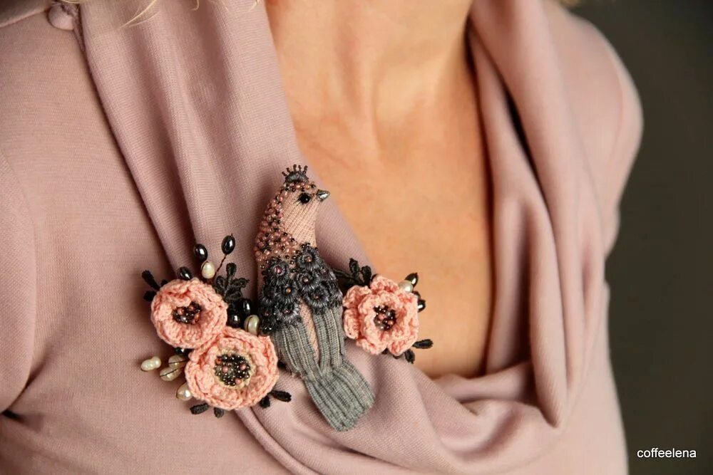 Вышивка на одежде. Модная ручная работа. Необычные украшения. Стильные брошки. Дизайнерские украшения.