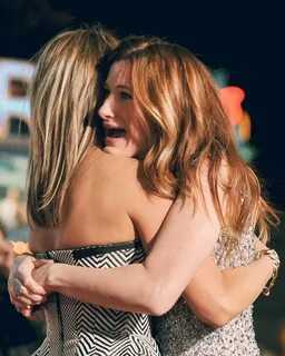 jennifer aniston & kathryn hahn hugging for your timeline 3.