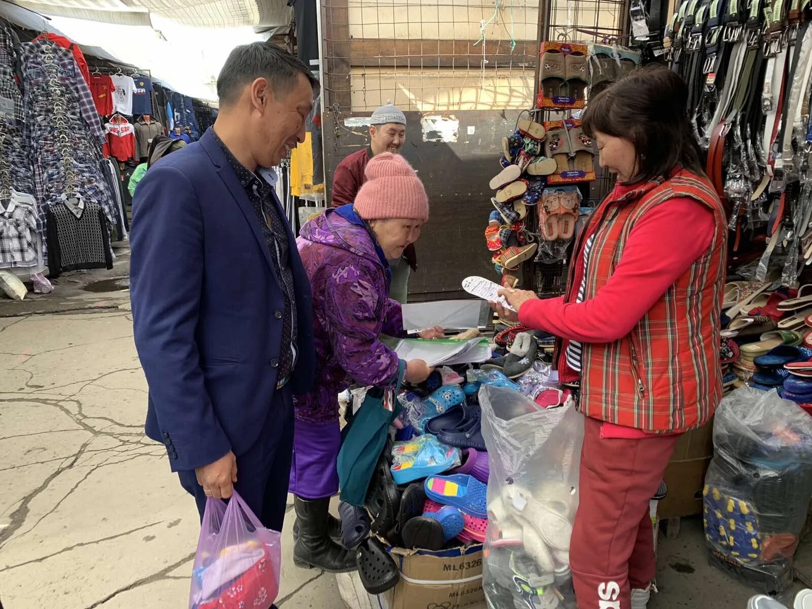 Садик солнышко кызыл. Ожидание очереди в парикмахерской дети на диване. Ип кызыл. Очередь в детский в кызыле. Очередь в детский в кызыле.