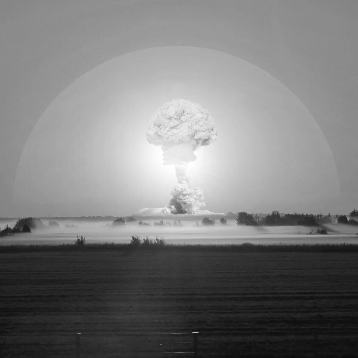 Взрыв ядерной станции. Атомный взрыв на ЧАЭС. Чернобыль взрыв атомной. Ядерный гриб ЧАЭС. Ядерное облако Чернобыля.