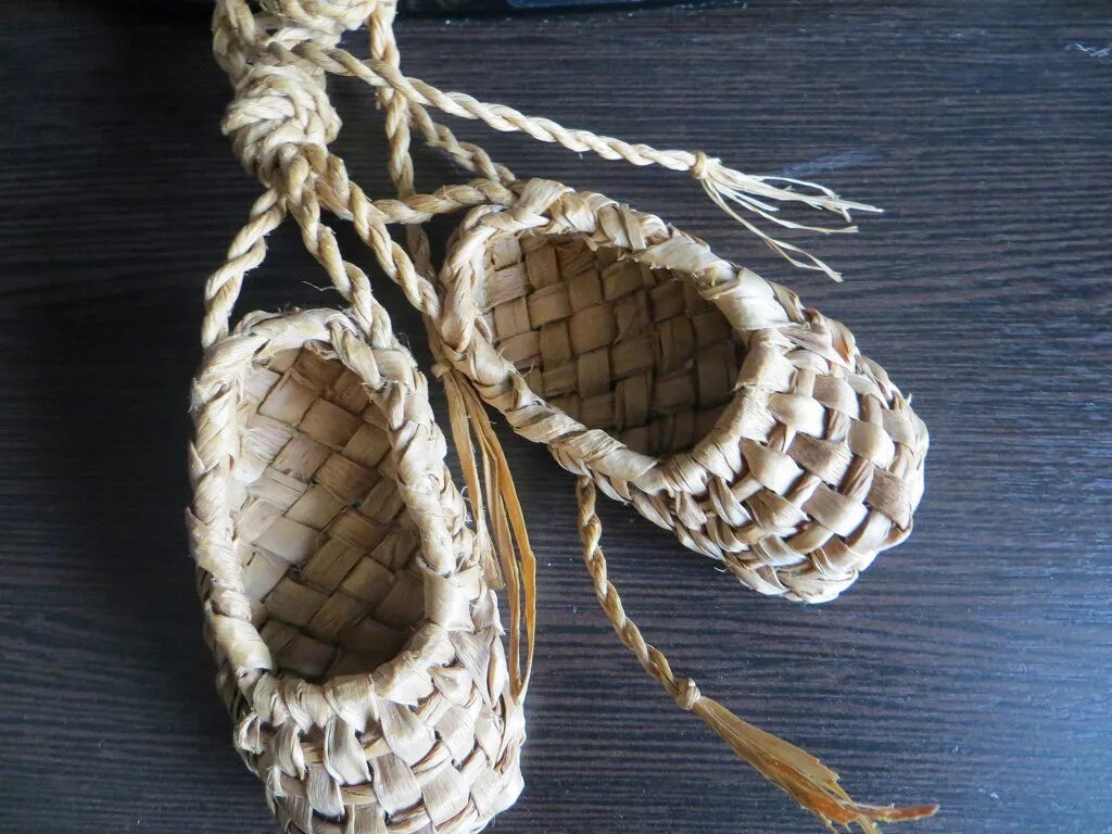 Тапочки из джутового шпагата. Тапки из джутового шпагата. Лапти сувенир. Лапти из лозы. Сувенирные лапоточки из джута.