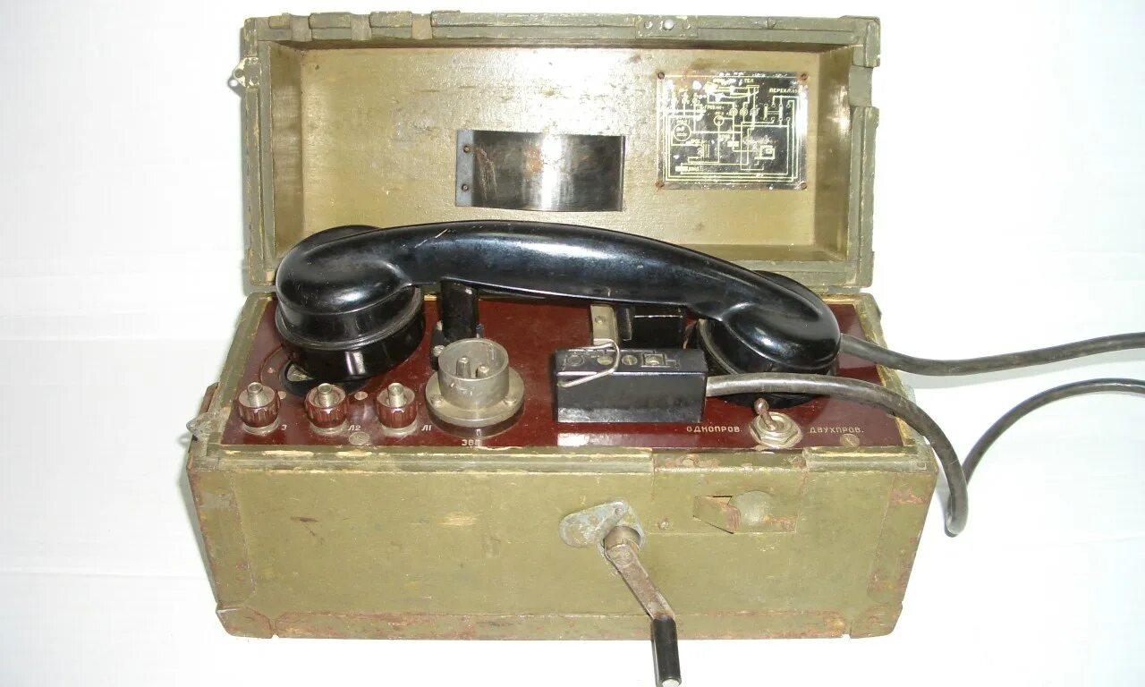 Та 57 аппарат телефонный пытка. Телефонный аппарат постовой полевой. Полевой телефонный аппарат ГДР военный. Полевой телефонный аппарат в бакелитовом корпусе.