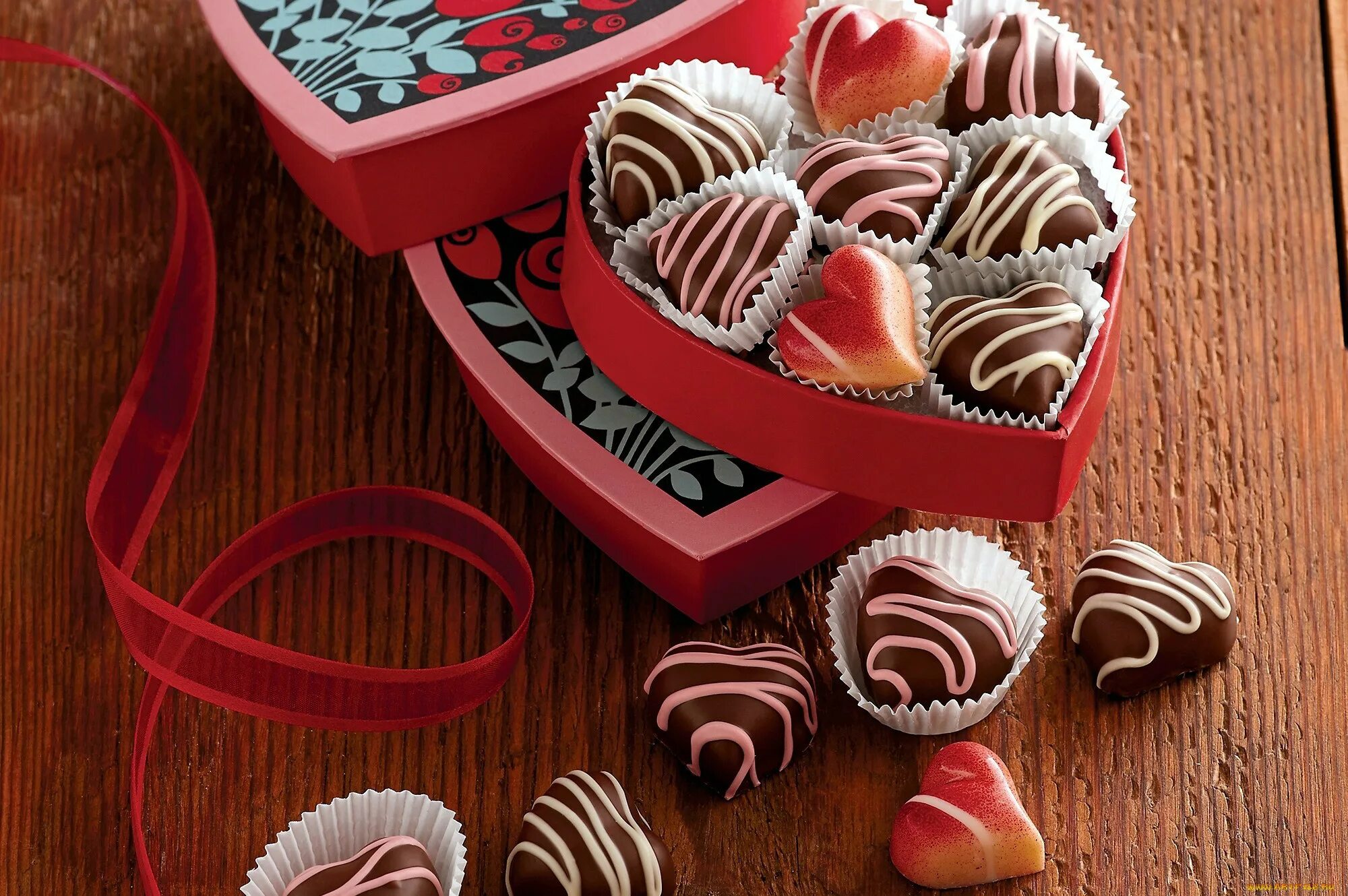 Красивые сладости. Шоколадные конфеты сердце. Шоколадные конфеты сердечки. Конфеты в виде сердечек. Сердце сладостью