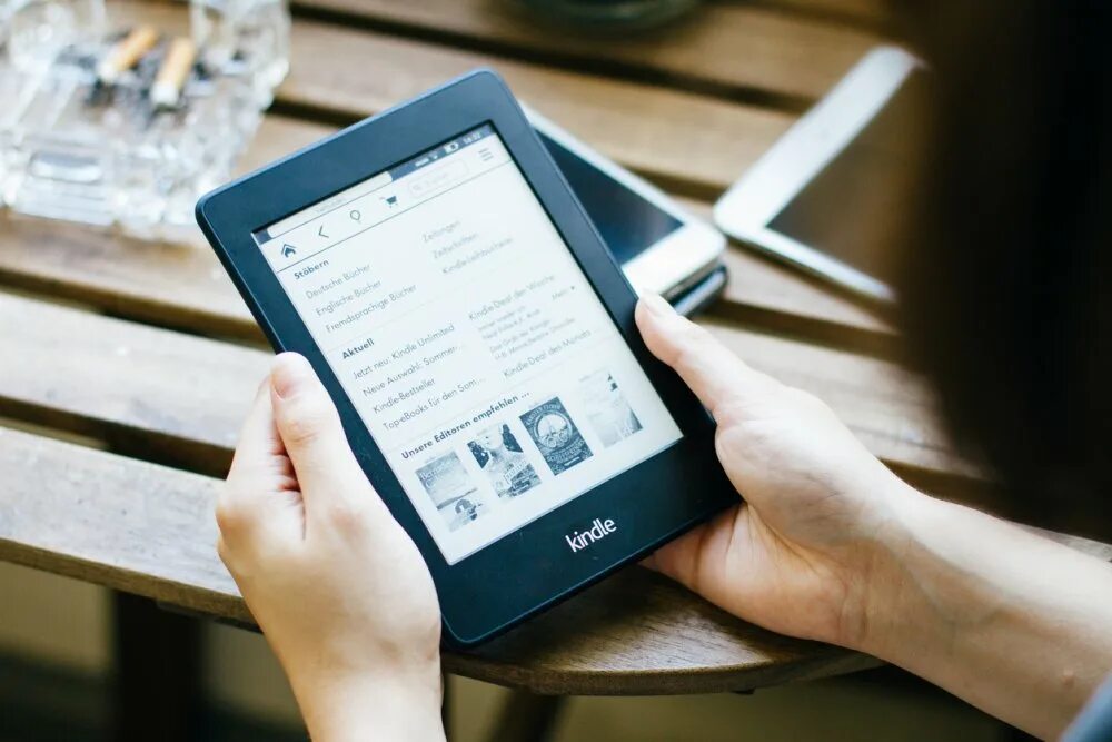 Электронная книжка. Умная электронная книга. Электронная книжка. Amazon kindle с кнопками. Современная электронная книга.