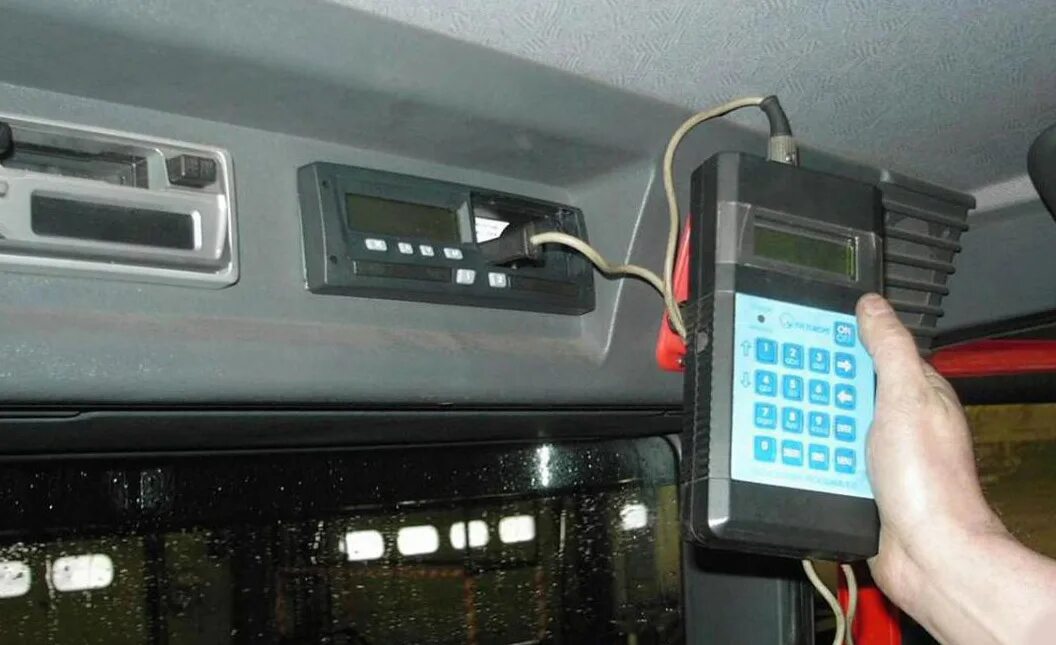 Тахограф видео. Тахограф штрих-тахо rus. Замена бумаги в тахографе. Тахографы глонасс. Скзи 011f2000.