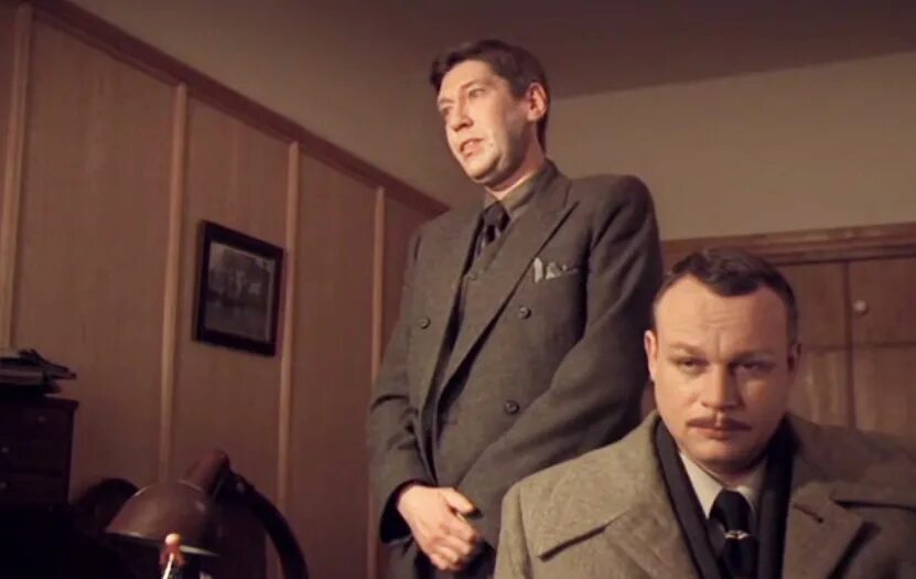 Ниро вульф и арчи гудвин сериал кадры. Сергей жигунов арчи гудвин. Ниро вульф и арчи гудвин сериал 2001 2005. Сергей жигунов ниро вульф. Ниро вульф жигунов.