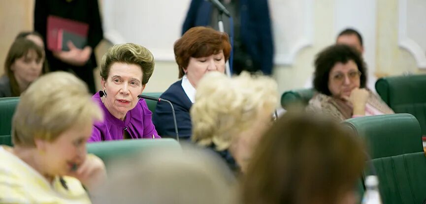 Конференция о своем о девичьем. Общение подростков в школе. Книжная конференция. Конференция о своем о девичьем. Студенческая научная конференция.