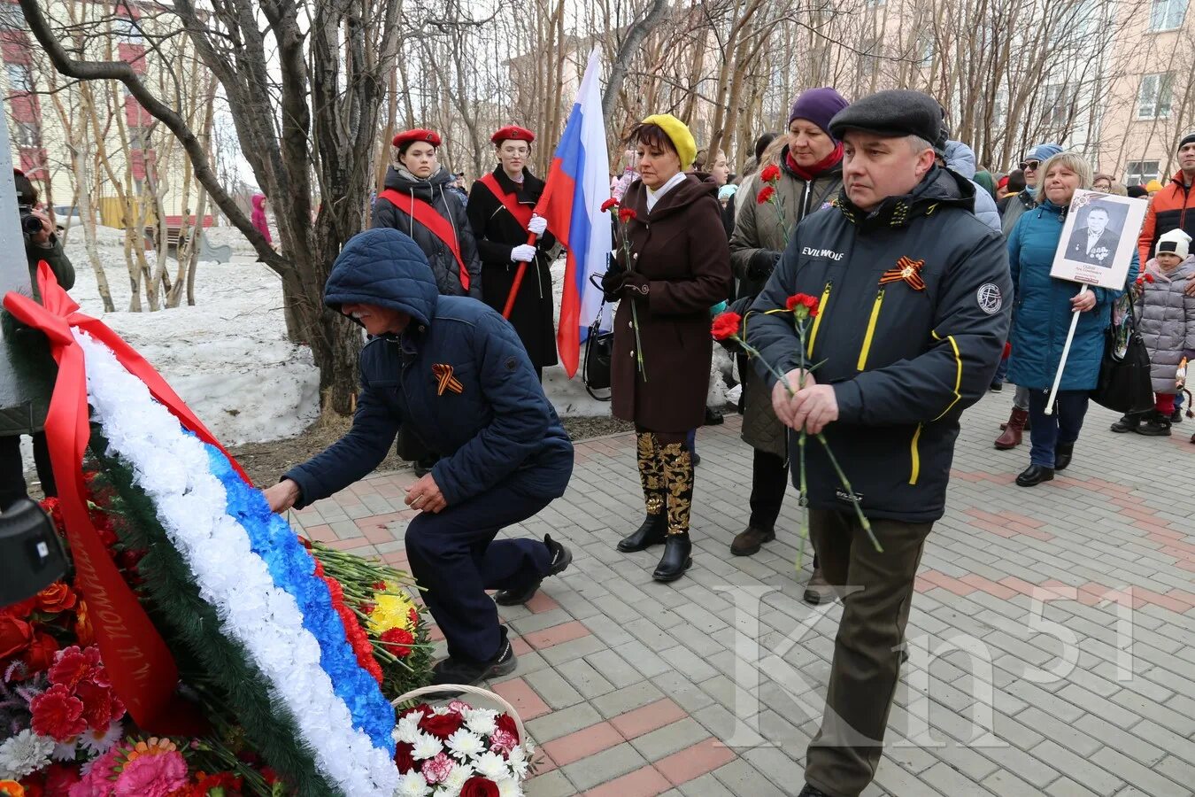 Почему необходимо чтить героев ветеранов великой. Возложение венков героям Великой Отечественной войны. Акция памяти героев. Заполярный 9 мая. Чтим память погибшим 9 мая рисунок.