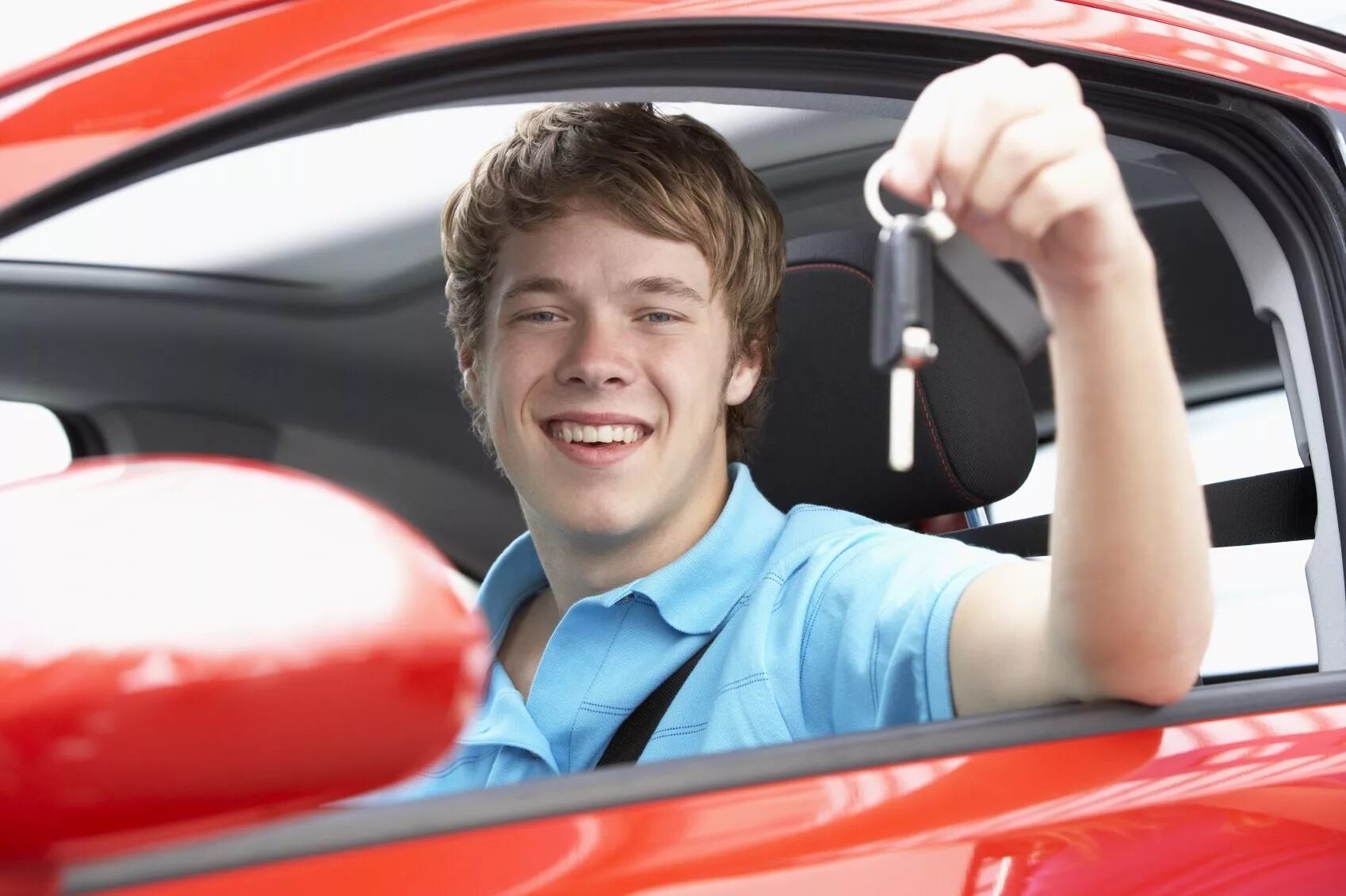 He likes to drive. Вождение машины. Подросток за рулем. Подростокза рулём автомобиля. Подросток водит машину.