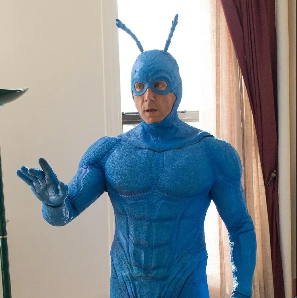 Спортакус. Супергерой в синем костюме. The tick 2001. Герой в синем костюме. Флеш синя серный.