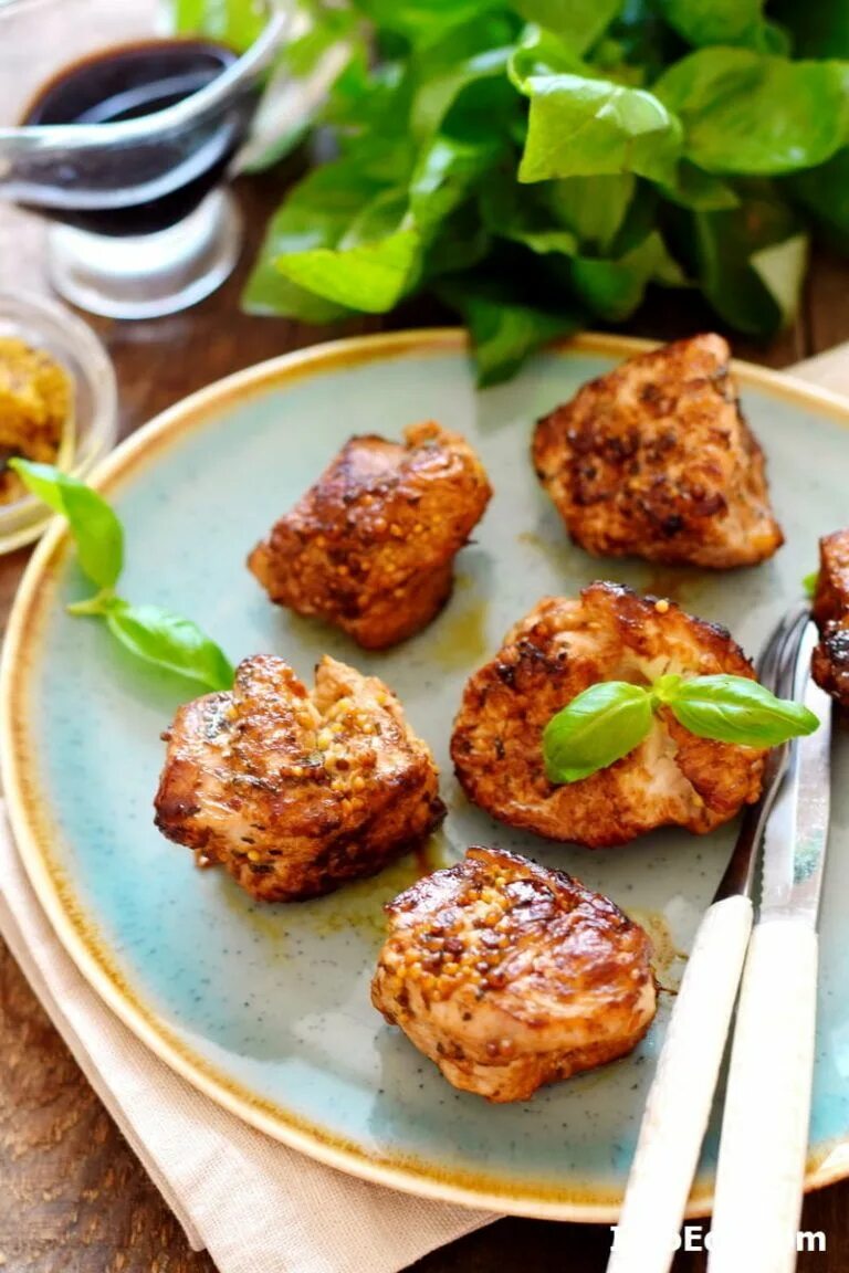 Свинина в апельсиновом соусе. Медальоны из свинины на сковороде. Как вкусно приготовить медальоны. Медальоны из свиной вырезки на сковороде. Медальоны индейки.