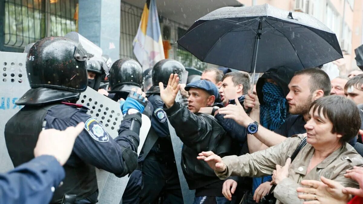 Болотная площадь 2012 столкновения с полицией. Марш миллионов 6 мая 2012 года. На болотной площади в москве. Парад победы 2014. Болотная площадь 2012 май.