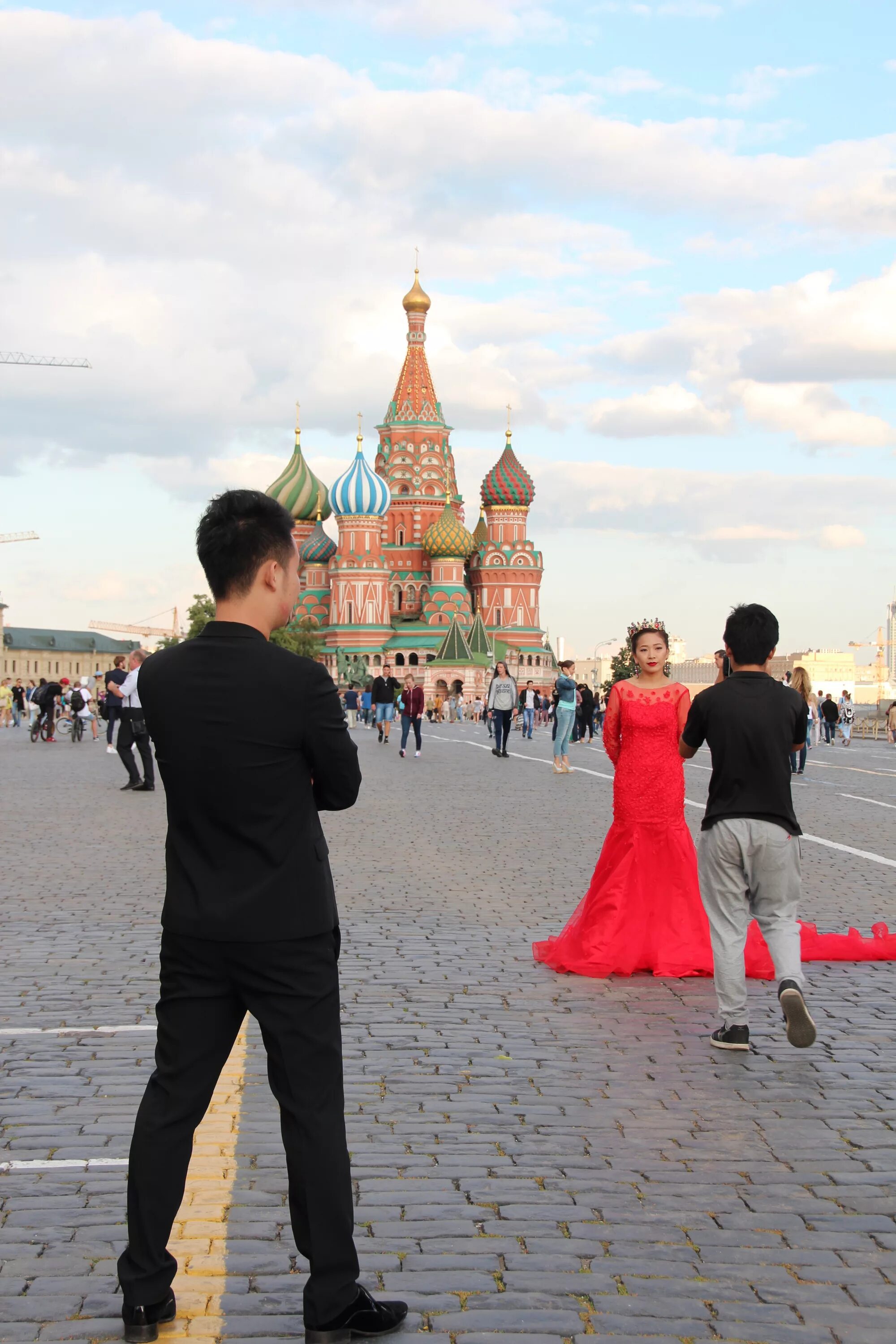 Фотосессия на красной площади. Парень на красной площади. Парень в Москве в красной площади. Свадебная фотосессия на красной площади. Shooting in moscow