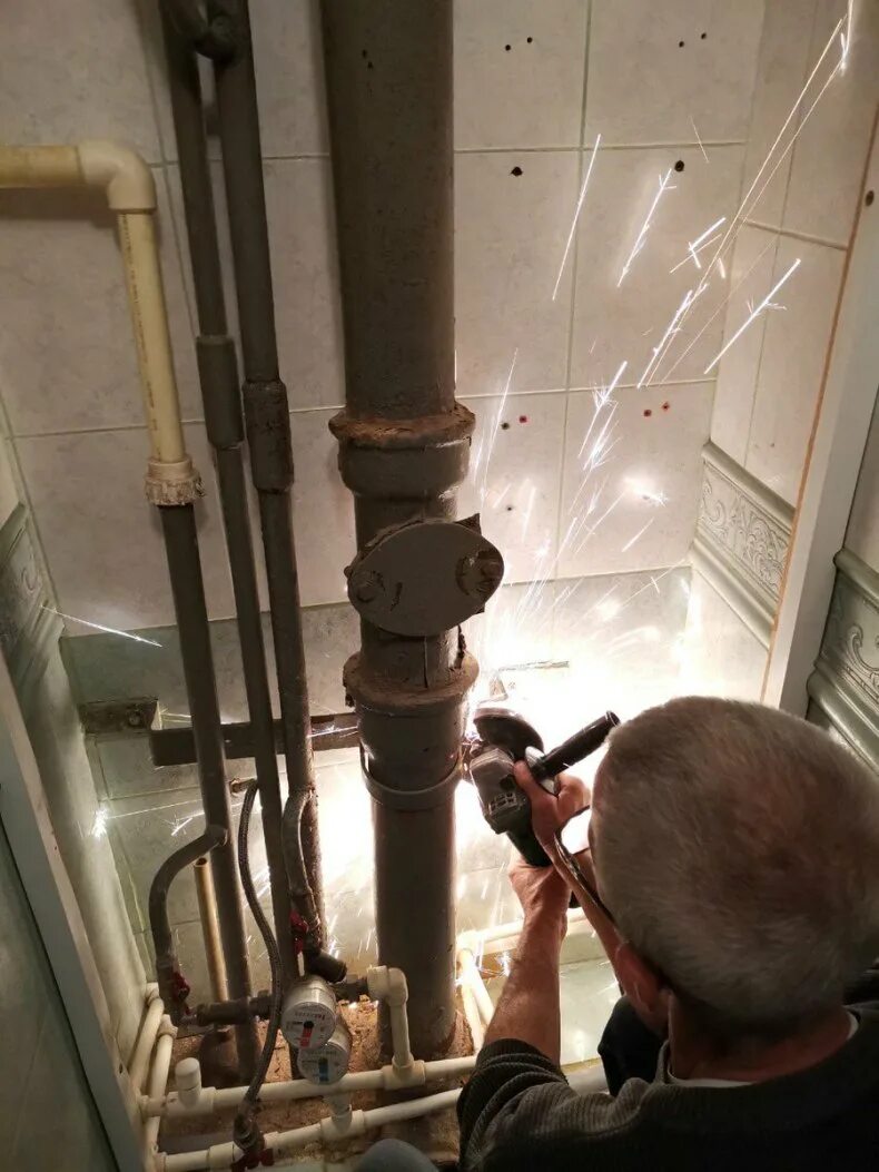 Поменять трубы в квартире. Трубы канализации в квартире. Водопроводные трубы в ванной. Монтаж радиаторов отопления. Пластиковые трубы в квартире.