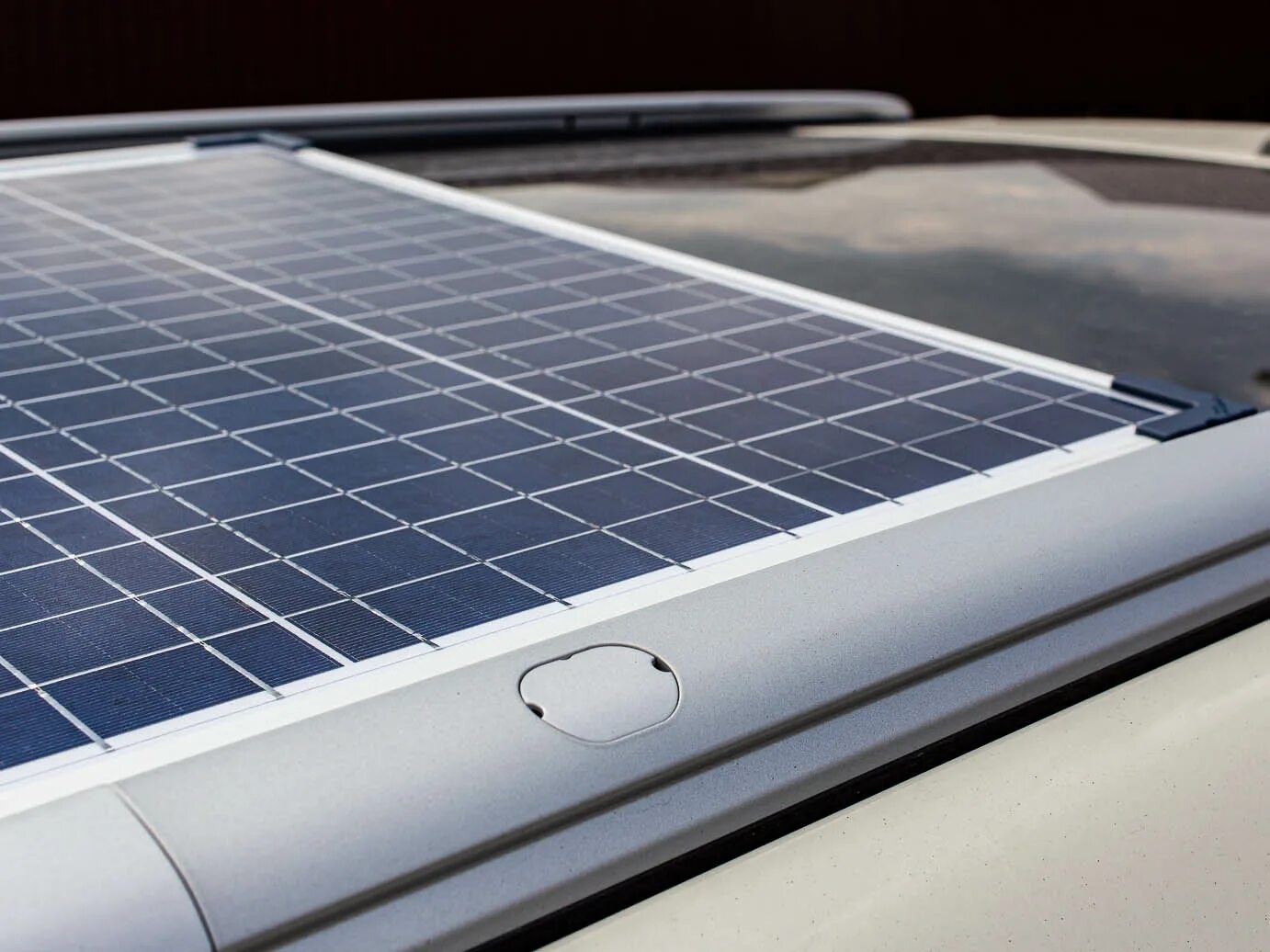 Солнечная панель 80вт. Автомобильная зарядка на солнечных батареях. Солнечная батарея для зарядки автомобильного аккумулятора. Солнечная панель для зарядки аккумулятора автомобиля.