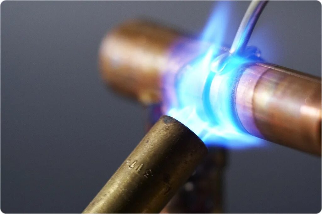 Сварка меди газовой горелкой. Сварка меди газовой горелкой. Паяние труб из меди. Пайка медной газовой трубы. Трубы из меди для водоснабжения.