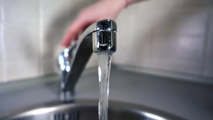 Хлорка из под крана. Вода из крана с хлором. звук воды из под крана. хлорка в воде из под крана. вода из под крана ph 8,0.