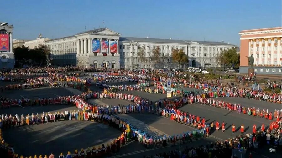 Население курска. Тимоня Курск рекорд. Город Курск красная площадь. Тимоня в Курске на красной площади. Курск день города 2020 красная площадь.