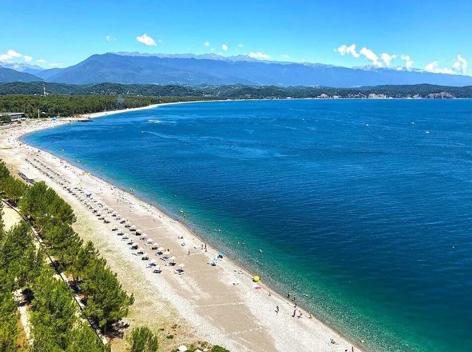 Оленевка пляж 2022. Фишт+пляж адлера. Голубая бухта в геленджике. Крым песочное пансионат азовский. Пляжи сочи 2022.