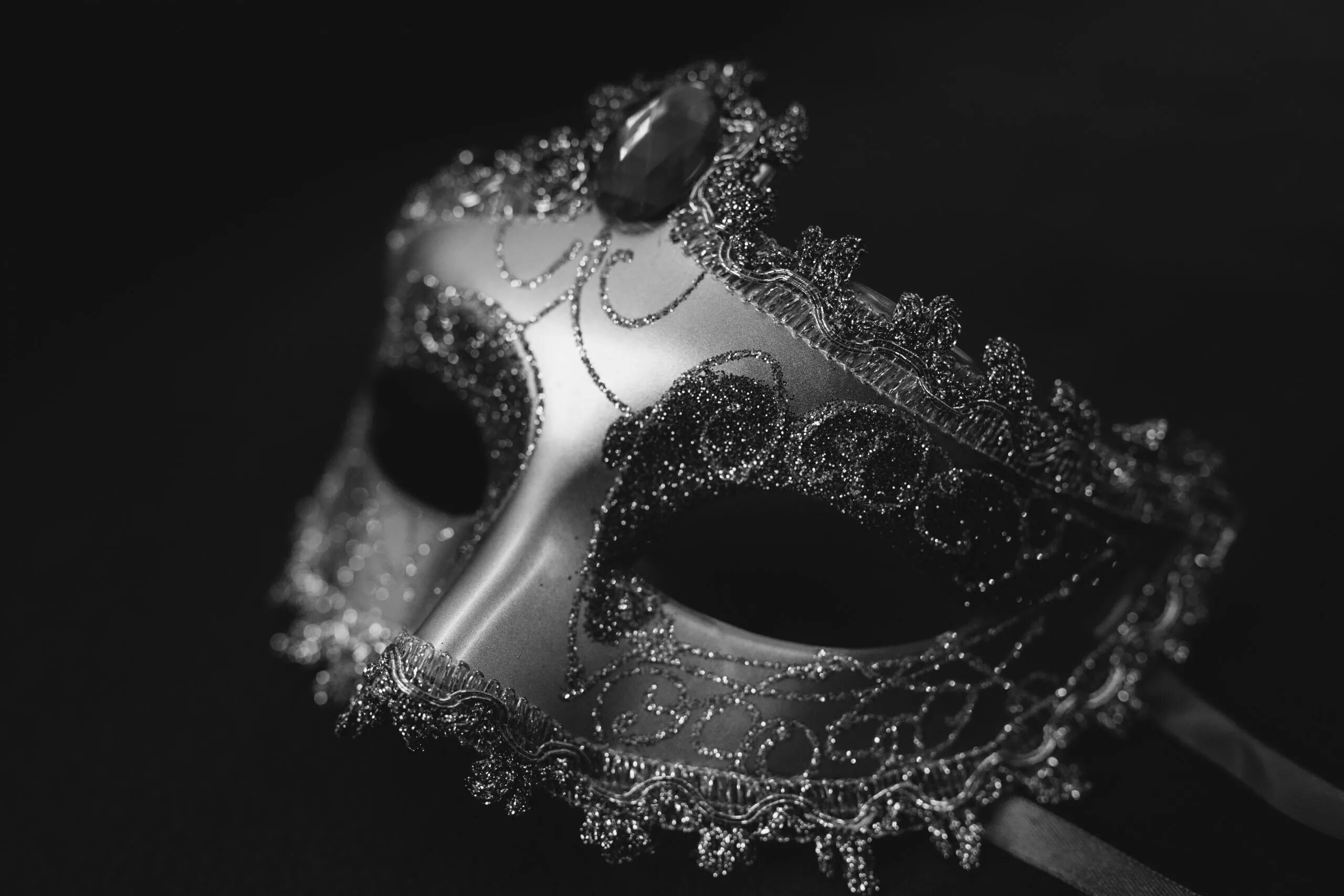 Маска карнавальная черная. Черно-белая маска. Маска на черном фоне. Черная венецианская маска. Черная маска картинки