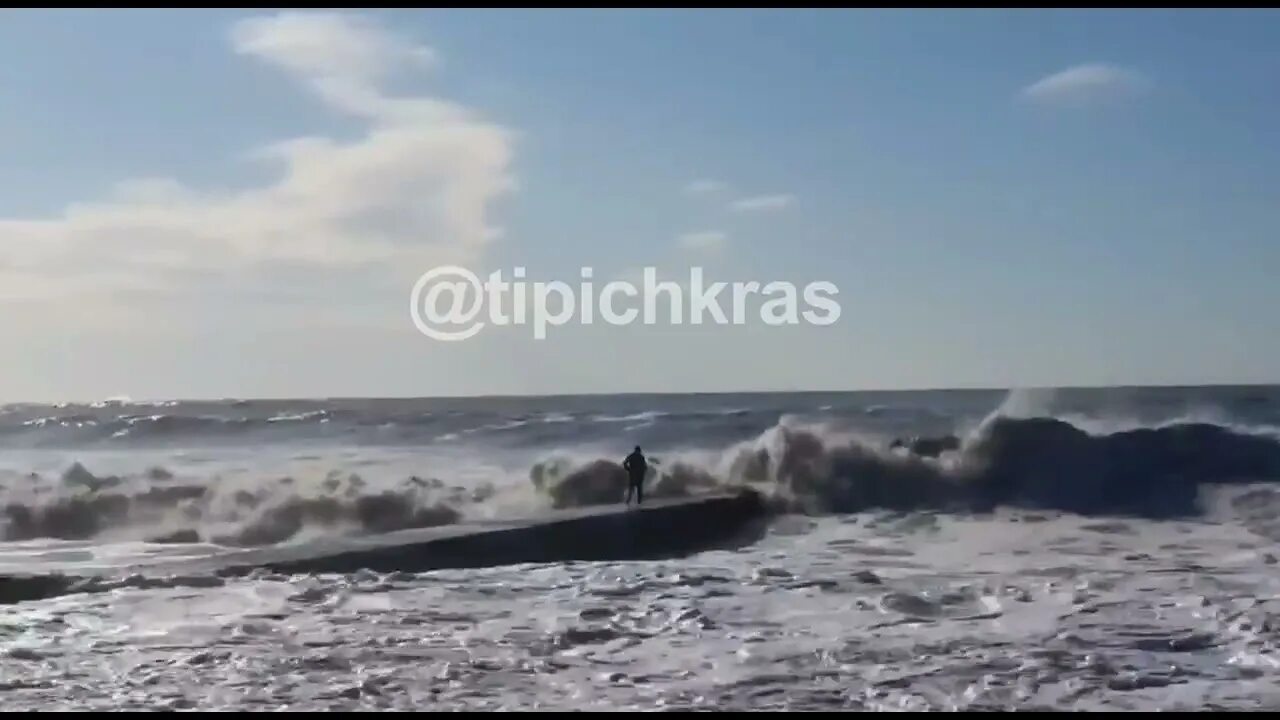 Смыло волной видео. Мем смыло волной. Смыло волной видео. Смыло купальник. Чёрное море штормткрым.