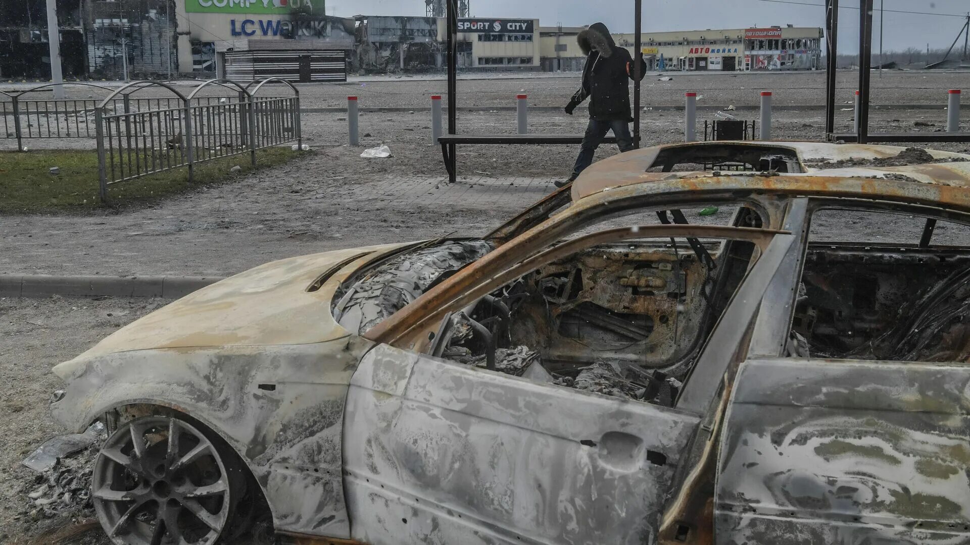 Разбитый архив. Разбитые машины на Украине. Разбитые украинские машины. Разбитые машины в Мариуполе.
