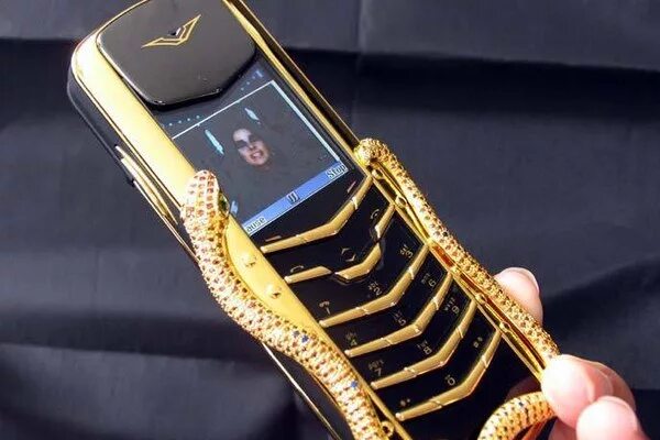 Верту телефон цена 2024. Vertu Signature Cobra Limited Edition. Vertu Boucheron Cobra. Vertu 1 1. Vertu Boucheron Cobra 219 тысяч евро.