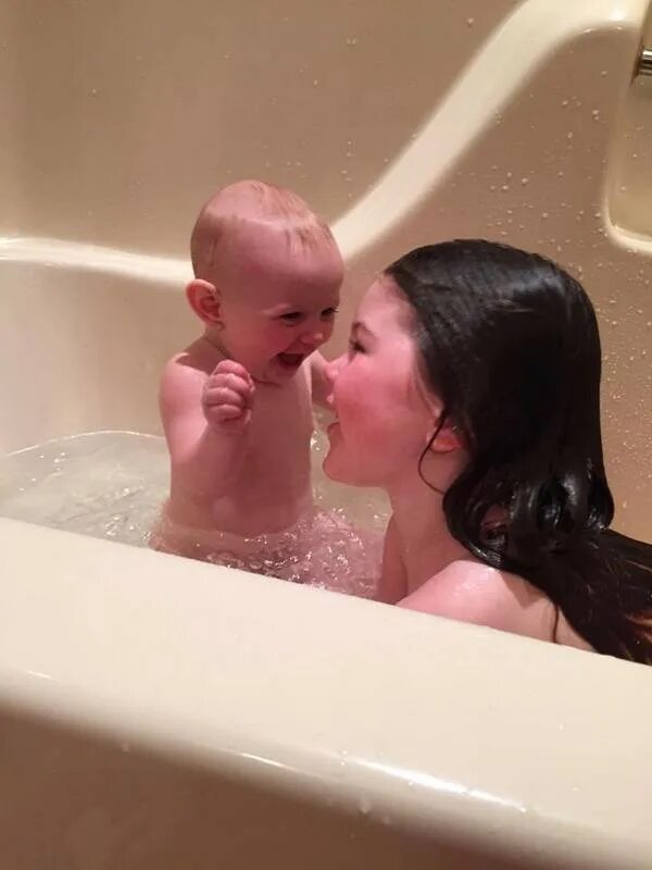 Сестричка в ванной. Мама купает дочку. Сестра купается. Дочка с братиком купаются.