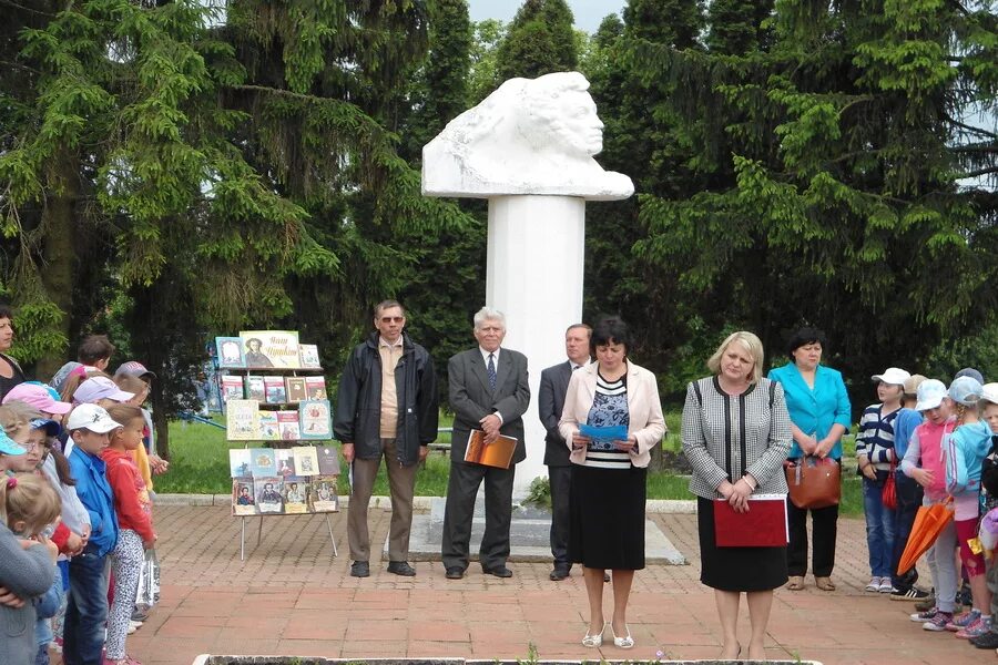 Погода малоархангельск орловской области на неделю. Малоархангельск парк Пушкина. Парк в Малоархангельске Орловской области. Бюст Пушкина в Малоархангельске. Малоархангельск парк Пушкина новый.