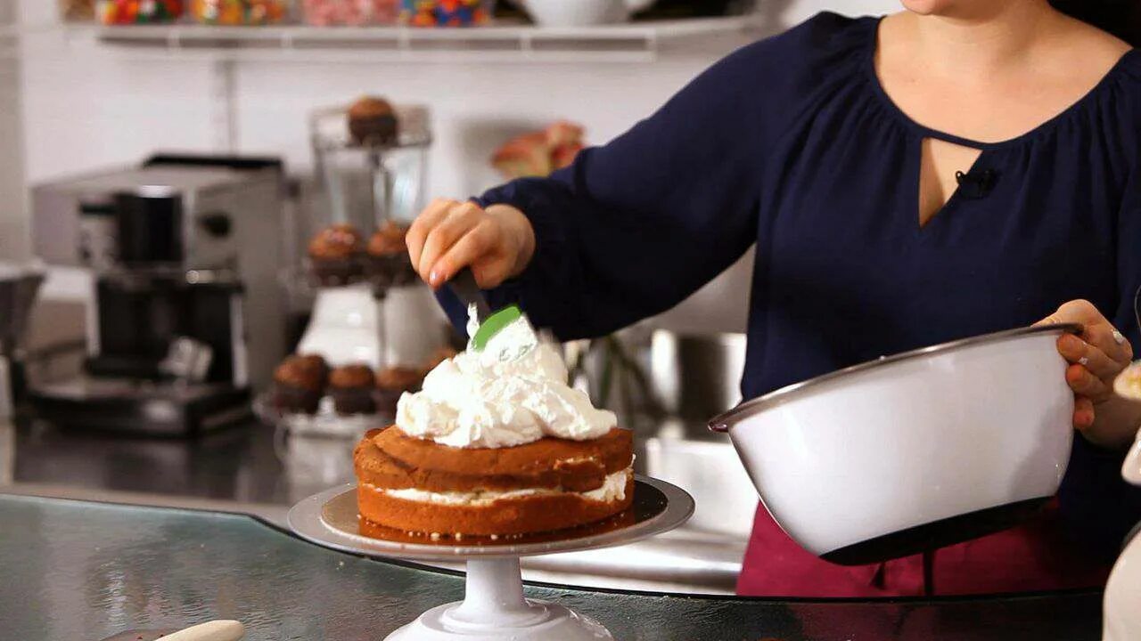 Preparing cake. @baked.cakes девушка. make a cake английский. making cakes. how to bake cake.