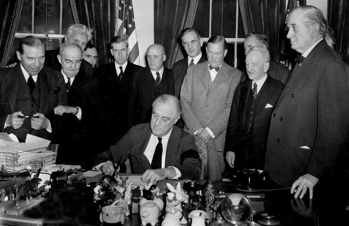 Вступление сша во вторую. Франклин рузвельт 1941. франклин рузвельт подписывает ленд лиз. рузвельт перл харбор. президент сша гг. франклин рузвельт.