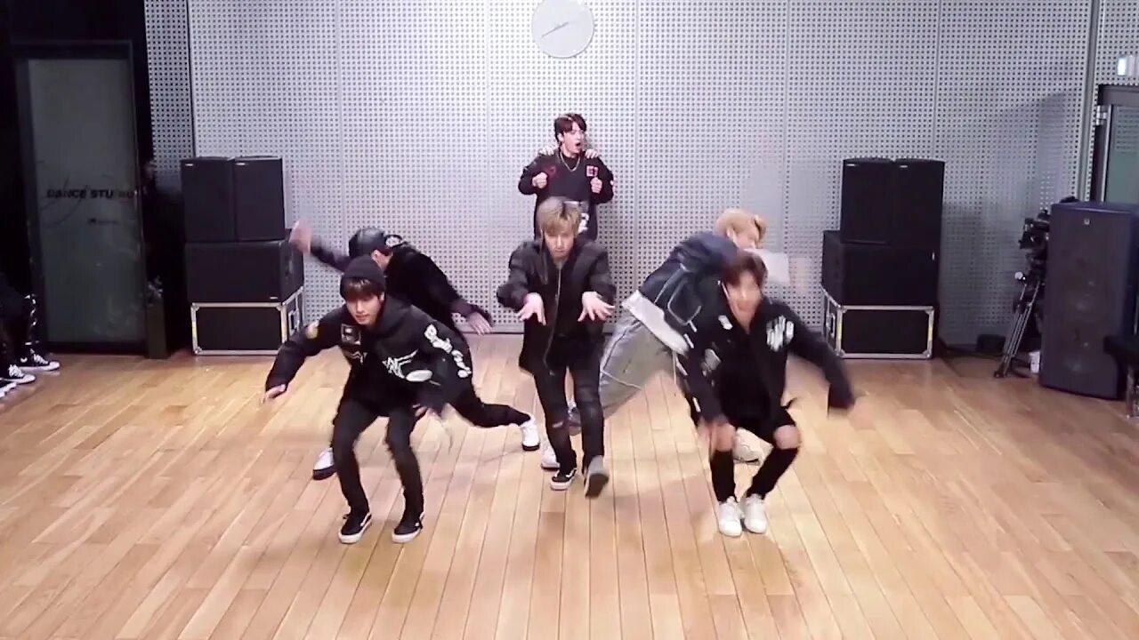 Run bts dance practice 2022. Корейские танцы. Shinee 2008. Бтс boy in luv. Бтс он танец.