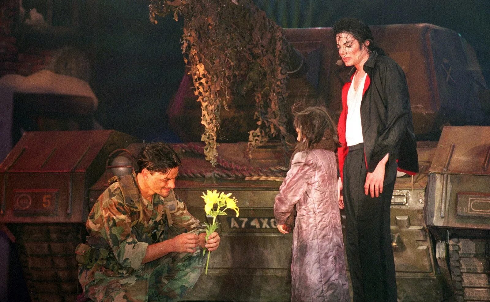 Майкл джексон еарт сонг. Майкл джексон earth song. Michael jackson - earth song (1995). Майкл джексон песня земли. Michael jackson фото earth song.