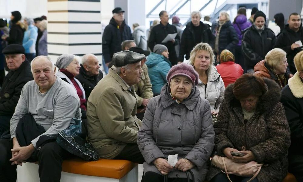 Новости про пенсионеров. Пенсионеры Украины. Пенсии переселенцам в Украине. Пенсионеров лишают льгот. Демонстрация пенсионеров.