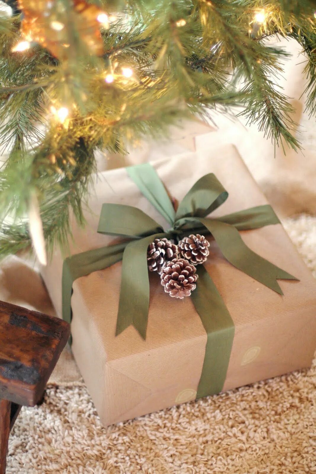 Новогоднее украшение коробок. Коробки под елку. Красивая упаковка подарков. Новогодние подарки. Коробки для украшений.