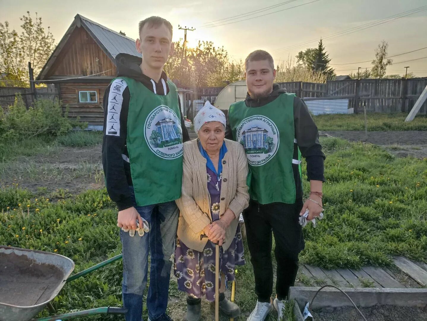 Волонтер инвалид. Волонтеры и инвалиды. помощь ветеранам. о ветеранах. волонтерство фото.