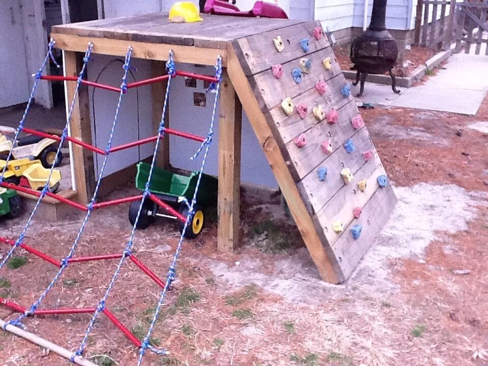 Идеи для детской площадки. Детский домик из подручных материалов. Детская площадка своими руками. Уголок для детей на даче.