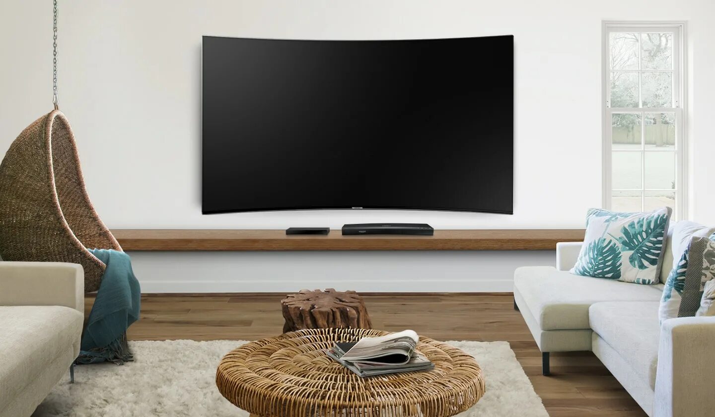 Телевизор с type c. Телевизор в гостиной. Комната с телевизором. Телевизор в интерьере. Комната с теликом.