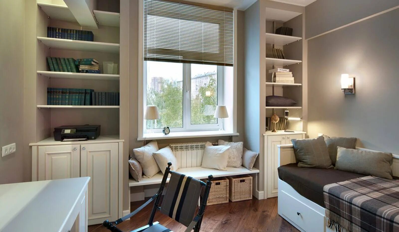 Планировка комнаты. Спальня 12 метров со шкафом. Интерьер 10 метровой комнаты. М. Маленькая спальня с диваном.